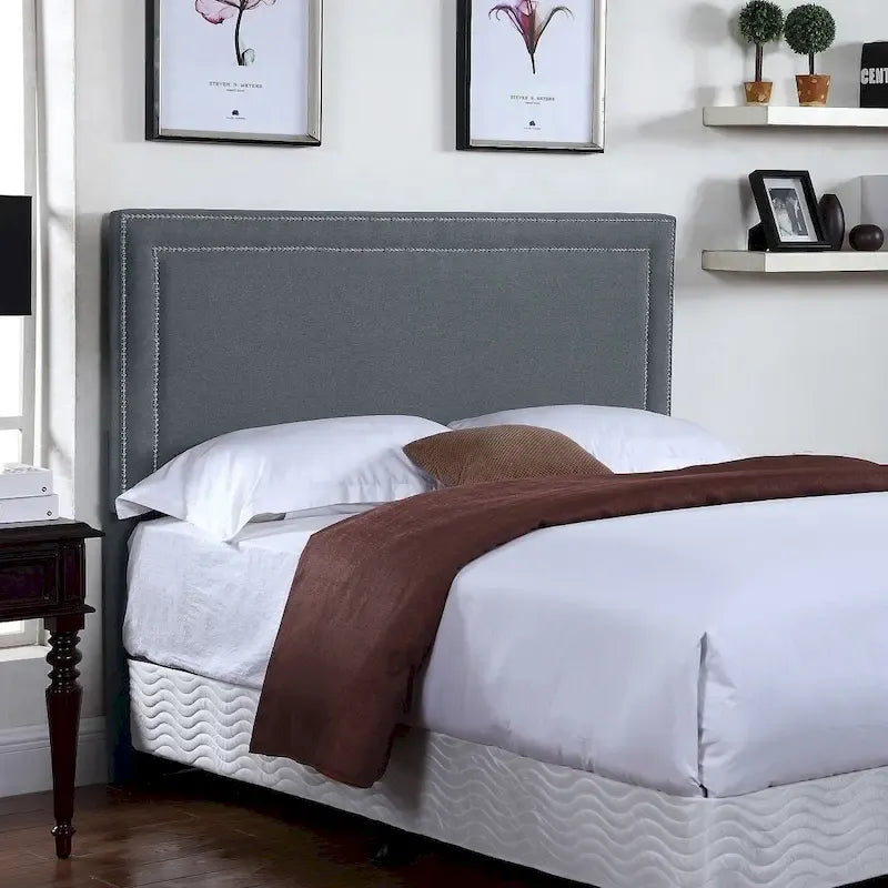 Tête de lit capitonnée en tissu avec bordure cloutée