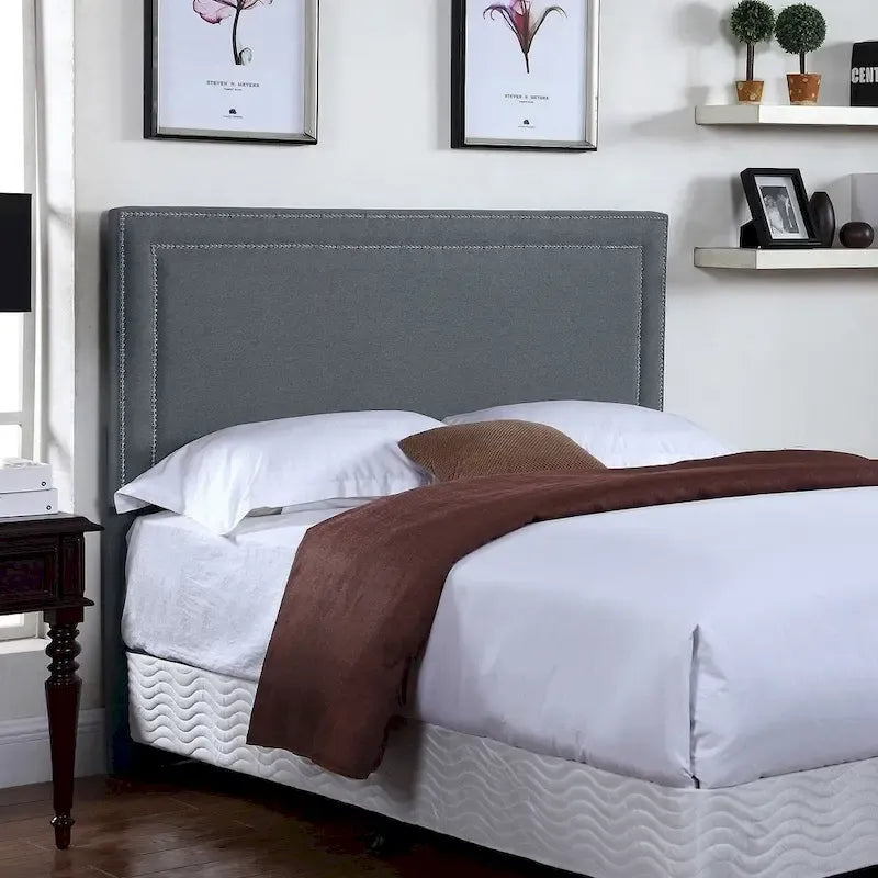 Tête de lit capitonnée en tissu avec bordure cloutée